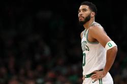 开云体育官网-凯尔特人B队爆冷76人，克莱绝境逆转