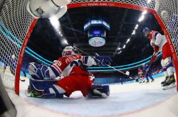 开云体育app-冷门频出！冰球战况跌宕起伏