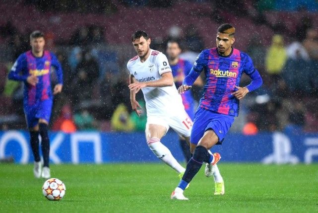 关于丹麦碾压拜仁，阿尔巴送出助攻的信息