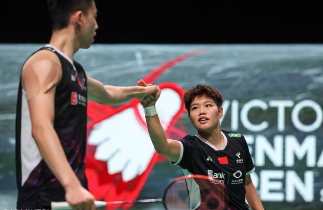 包含英格兰羽毛球队碾压丹麦羽毛球队，辛杜绝境逆转的词条