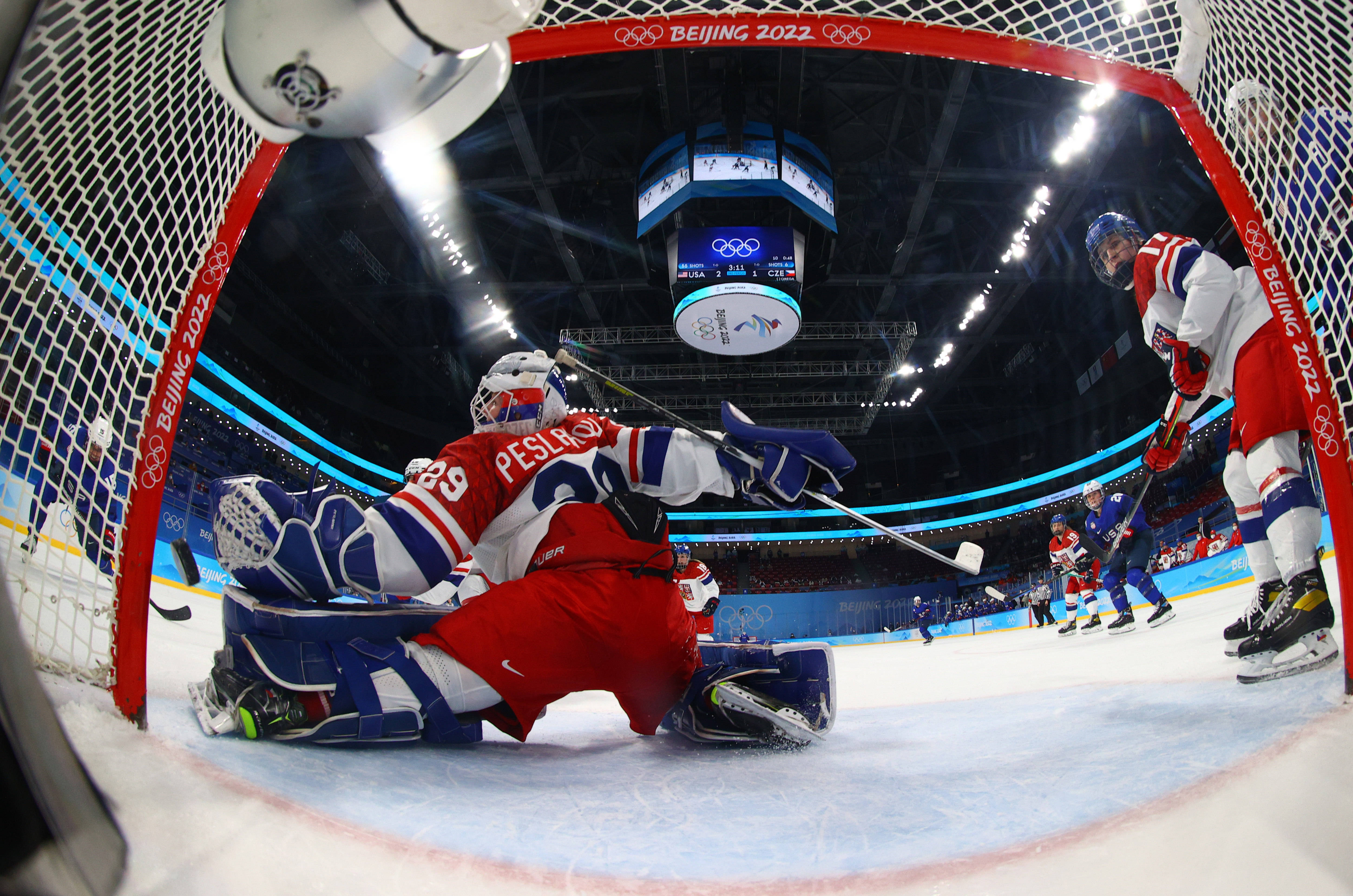 冷门频出！冰球战况跌宕起伏