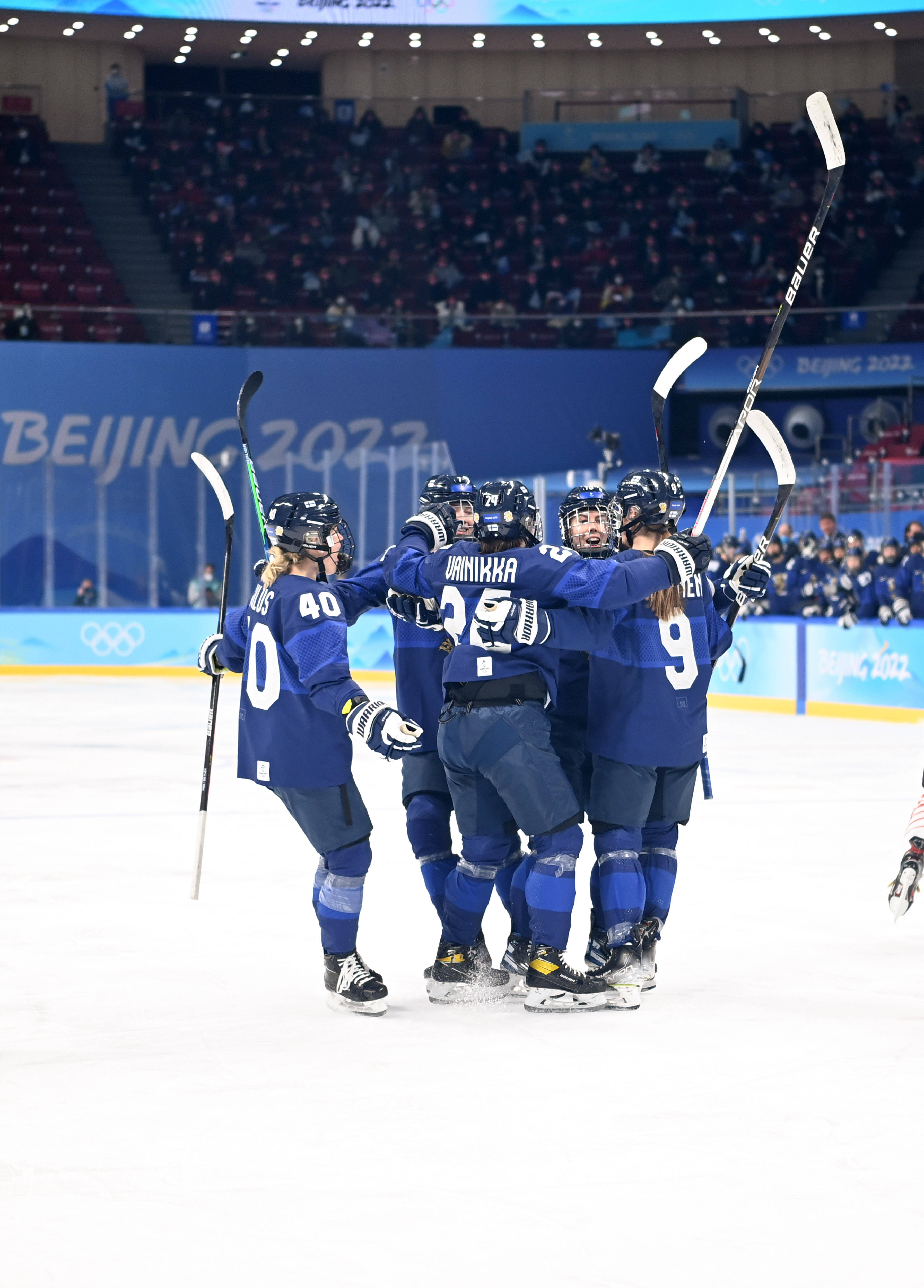 冷门频出！冰球战况跌宕起伏