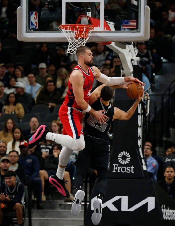 雄鹿碾压北京队，伦纳德关键制胜