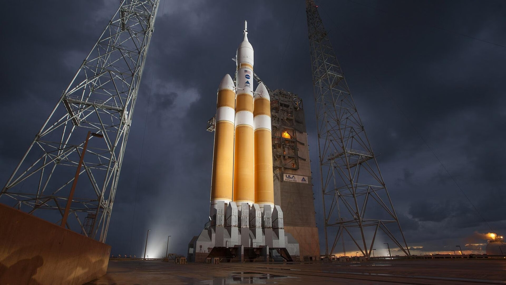 双城记，轰鸣街道上的十圈缠斗与九十分钟的遥远一击